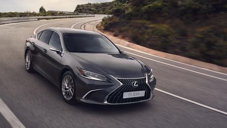 Luxusní limuzína za cenu vybavené Octavie? Lexus vyprodává sklady, nabízí slevu skoro půl milionu