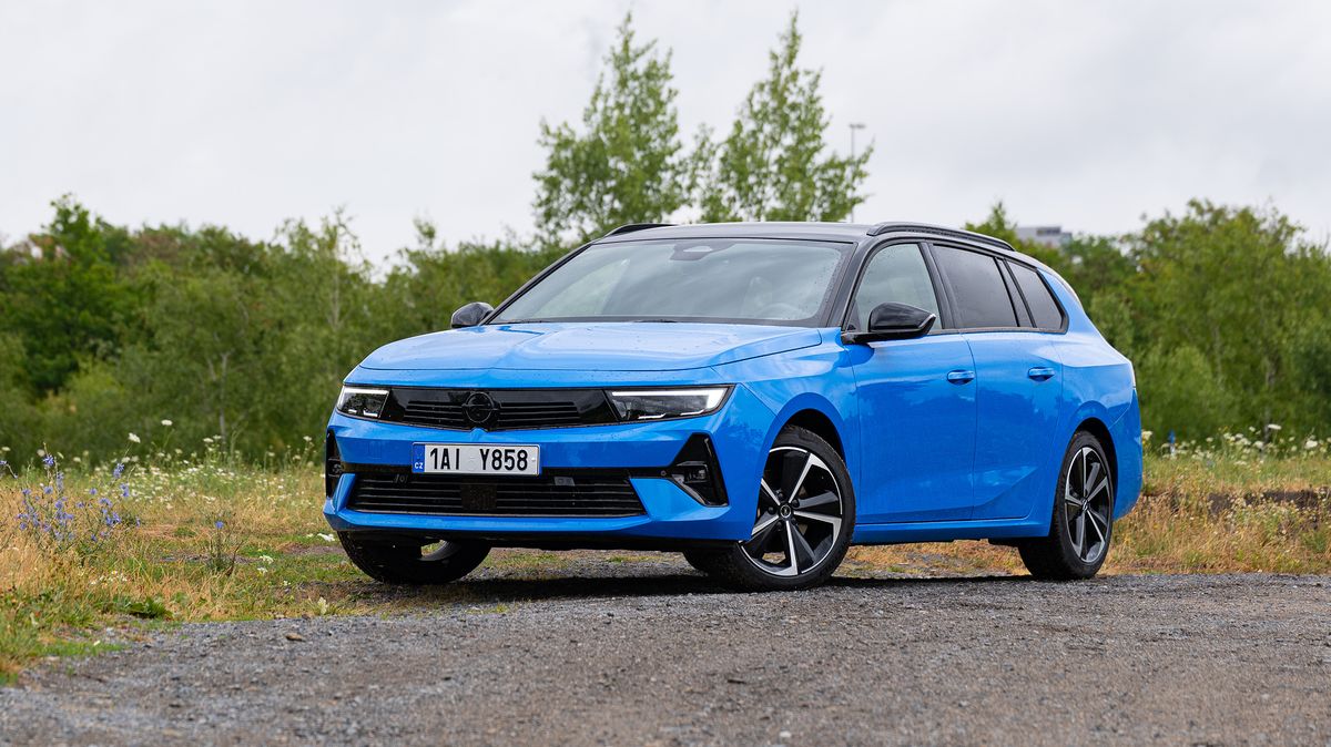 Velký kufr, nízká spotřeba. Opel Astra ST Hybrid 1.2 TURBO je zajímavý tip na auto pro české chataře