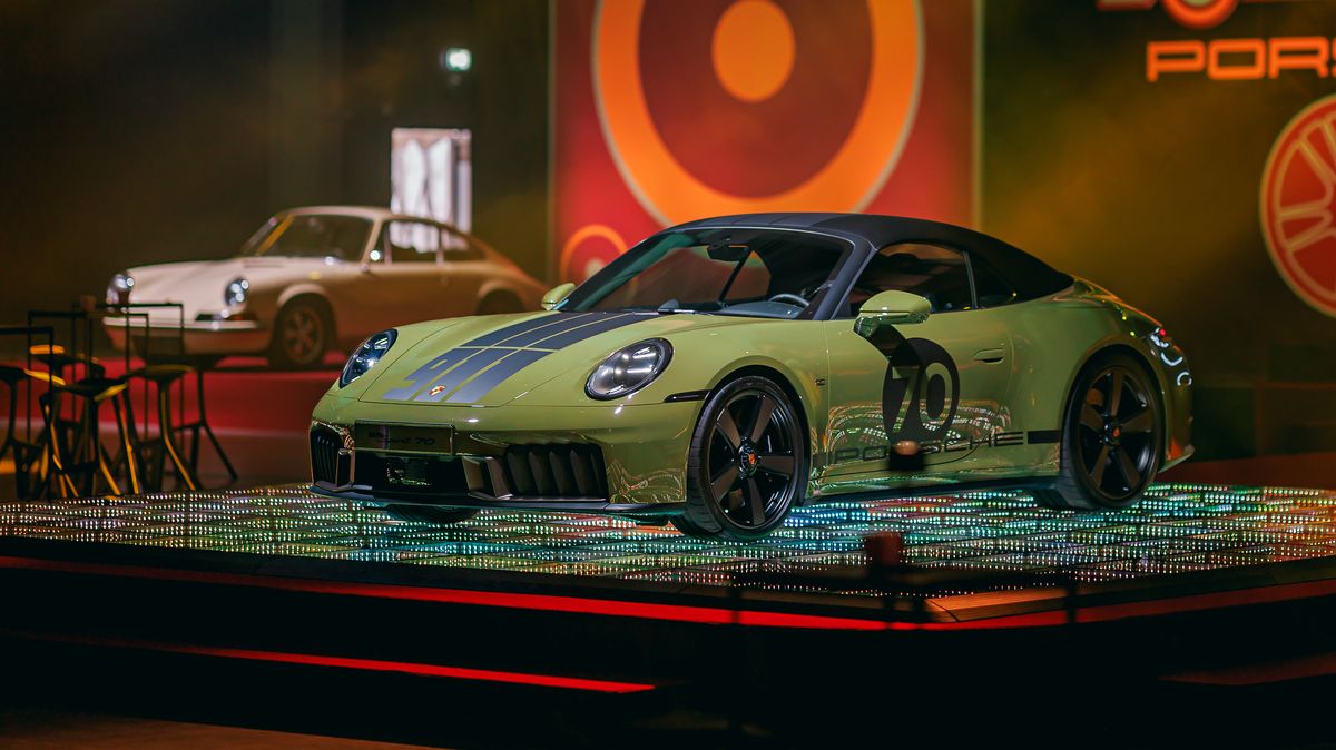 Porsche přivezlo do Prahy vzácnou limitku 911: Má hybrid, otevřené nebe nad hlavou a parádní retro detaily