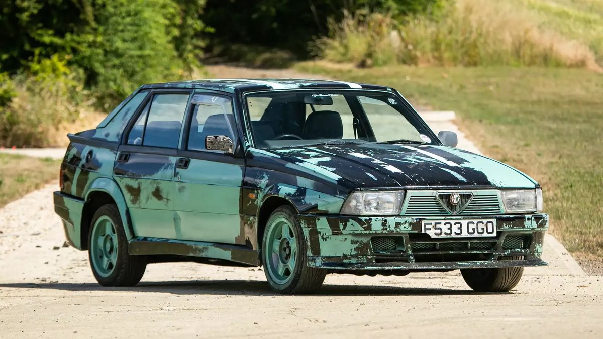 Tuto alfu koupil Jeremy Clarkson v Top Gearu za pár šupů. Teď míří do aukce, pakatel už ale určitě stát nebude