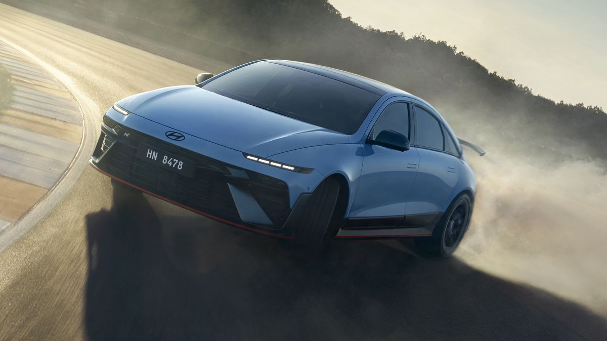 Hyundai představuje svoji další sportovní bombu. Má brutální výkon, driftuje, ale pro rohlíky taky dojede
