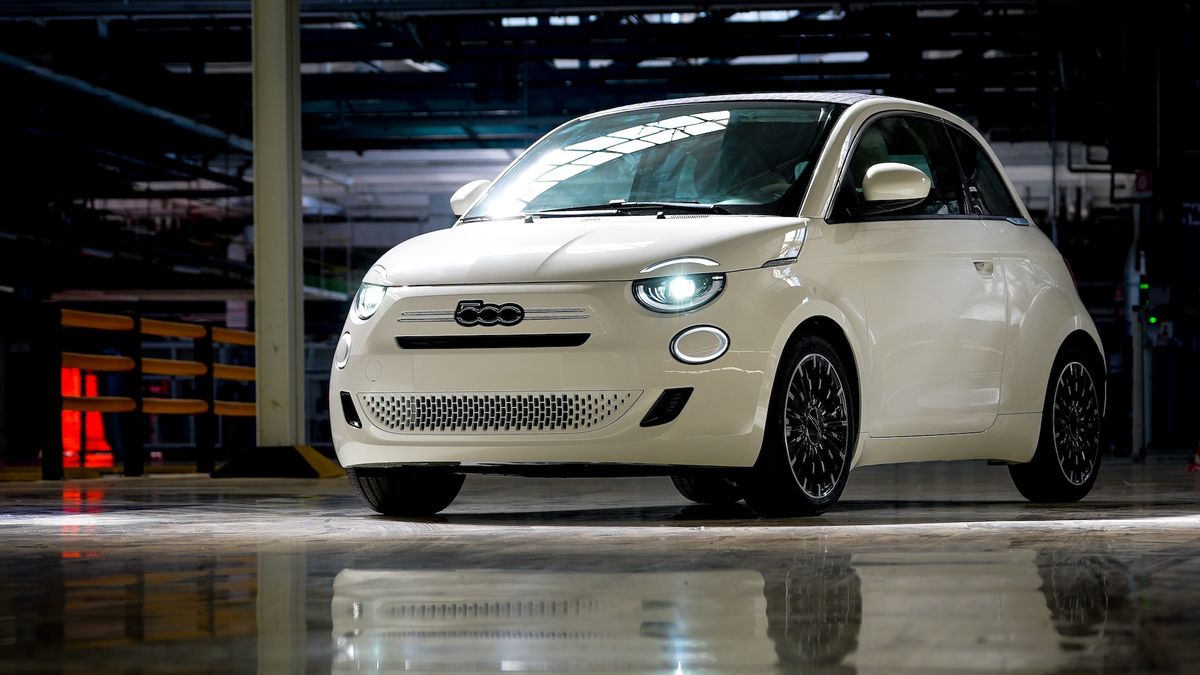 Fiat ukázal pětistovku, která nikdy neměla vzniknout. Teď má automobilku zachránit. Dobrou zprávou je i to, že je levnější