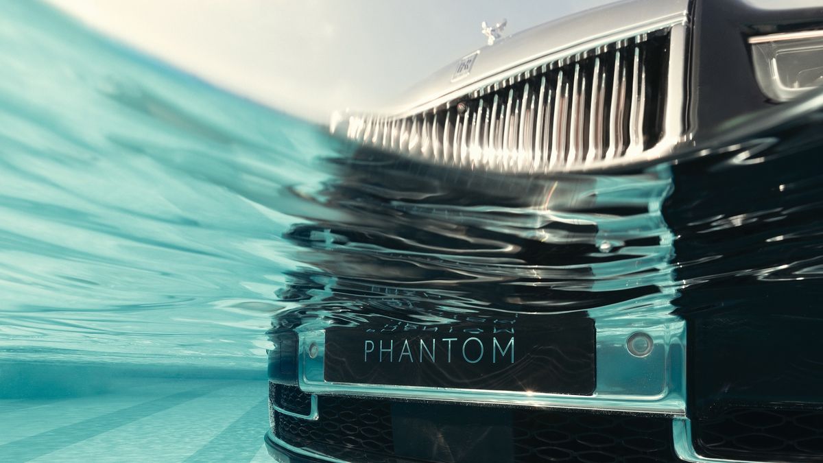 Rolls-Royce Phantom v bazénu jako netradiční oslava výročí. A vzpomínky na Lennona, Elvise, Eltona Johna a další slavné majitele