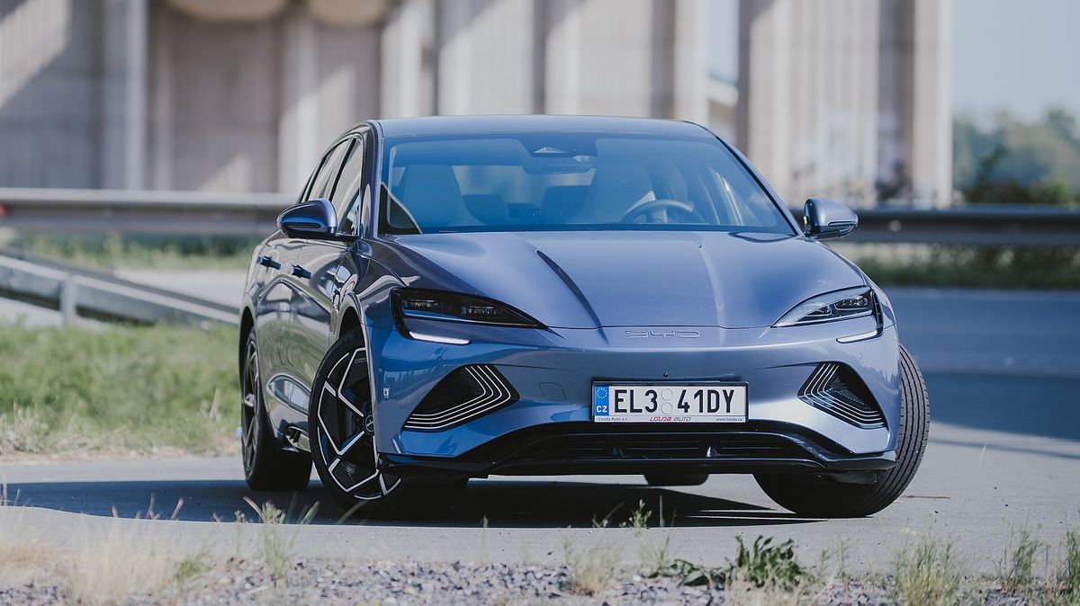 Už i do Česka dorazila zatím asi největší konkurence pro Teslu Model 3. Jasně, je z Číny, ale vlastně od zavedené značky