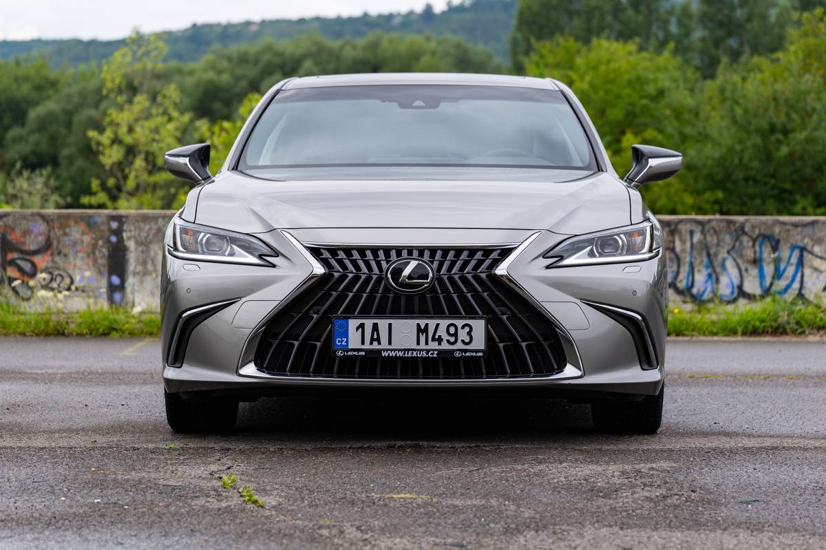 Lexus ES 300h.