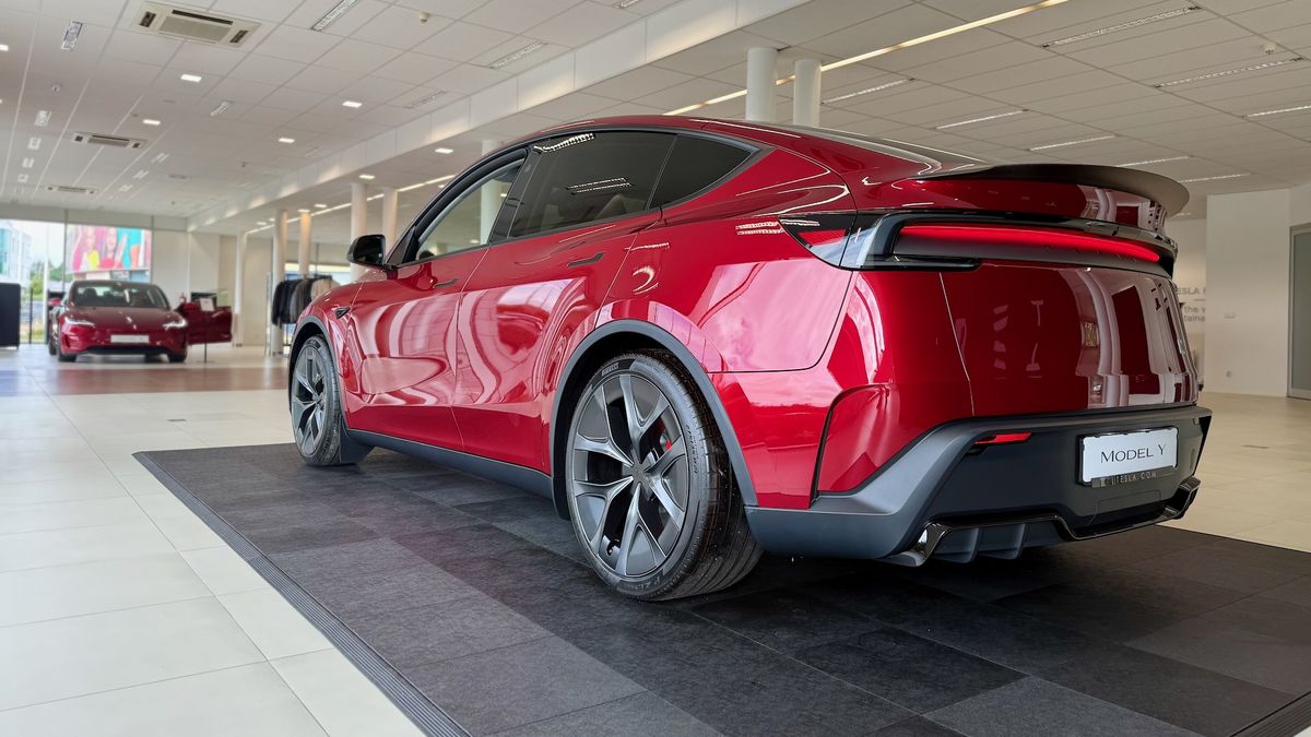 Rodinná Tesla Model Y se představuje ve variantě Performance pro hodně rychlé tatínky. Zrychlení vám rozdrtí děti