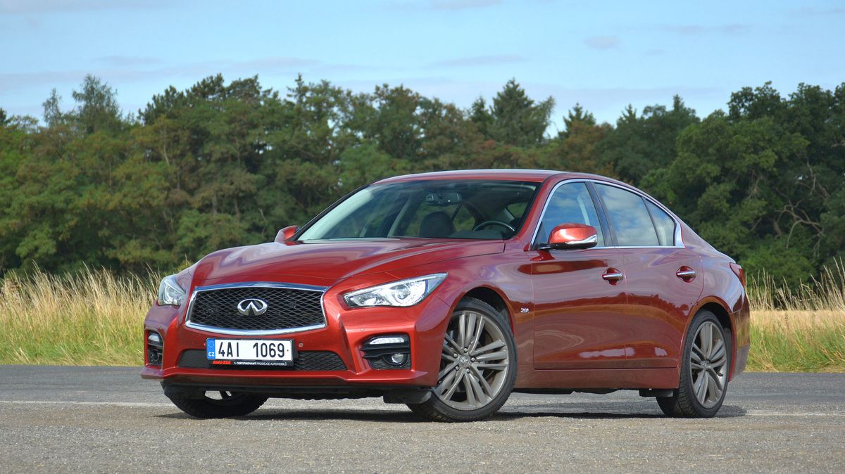 Americké geny a díly od Mercedesu: Infiniti Q50 je bazarová rarita, které se ale bát nemusíte