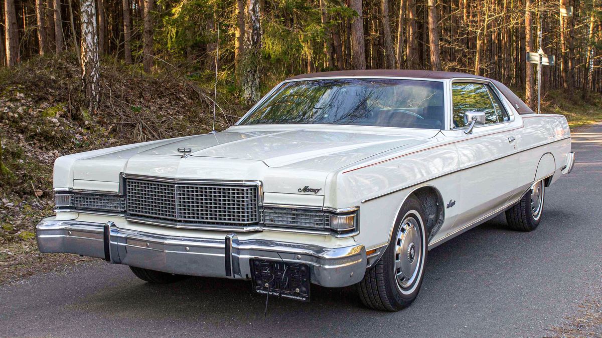 Žere jako prorvané a na brzdách tancuje, jinak je ale Mercury Marquis pohodlné svezení podbarvené zvukem V8