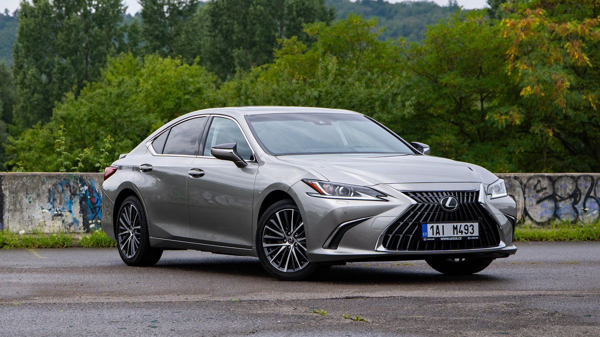 Opravdový luxus za cenu Superbu: Prémiová limuzína Lexus ES jezdí za pět a půl a seženete ji s obří slevou