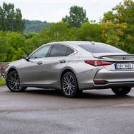 Lexus ES 300h.