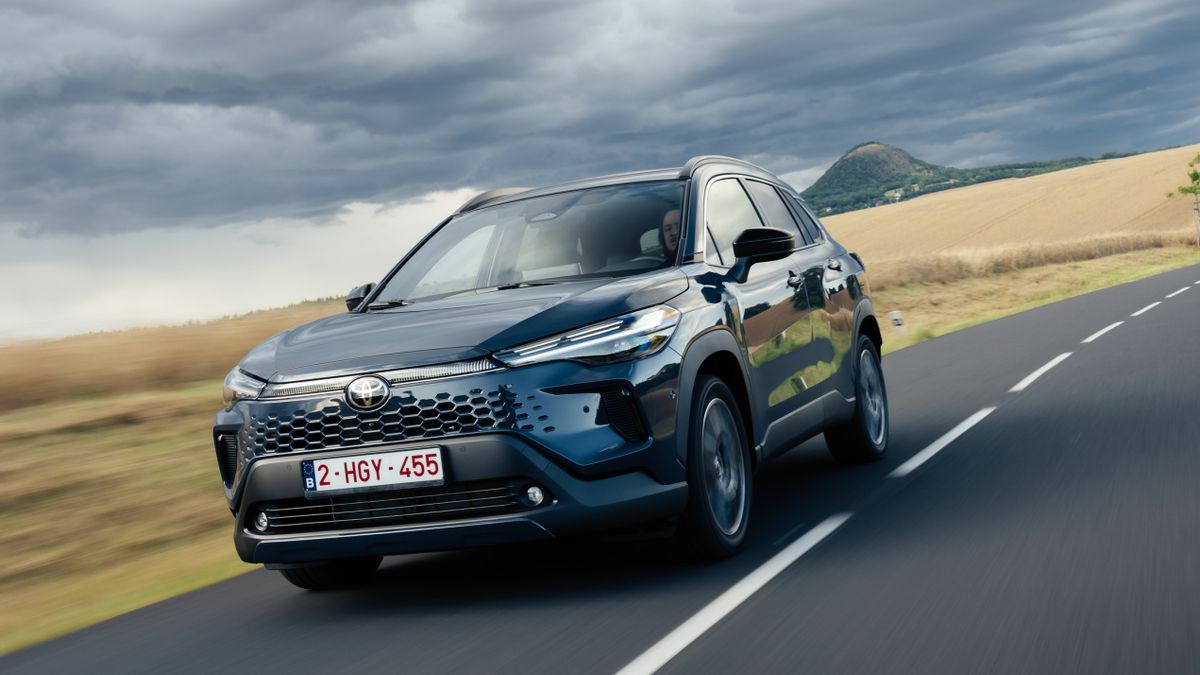 Oblíbený všeuměl od Toyoty v novém: Modernizovaná Corolla Cross je hezčí a pohodlnější. A hned zkraje se nabízí se slevou