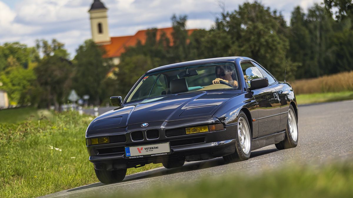 Mrkačky a dvanáctiválec: Ikonický devadesátkový grand tourer projede Evropu sem tam, aniž se zapotí