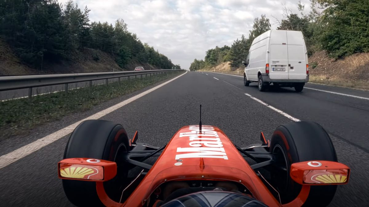 Na české dálnici se opět proháněla formule. Bude policie i tentokrát bezradná?