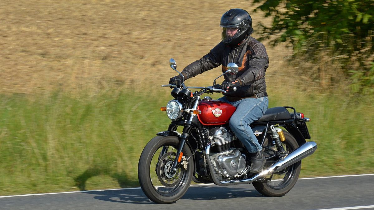 Kašlete na jawu! Tohle indické retro lépe jezdí, nic nežere, moc nestojí a nadělá víc parády