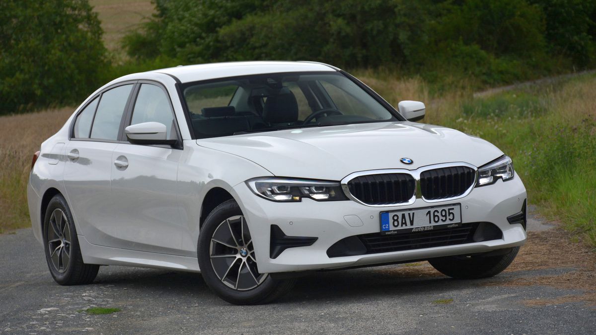 Ojeté BMW místo Octavie? Skromná 318i jezdí moc pěkně, za málo a zatím se nekazí