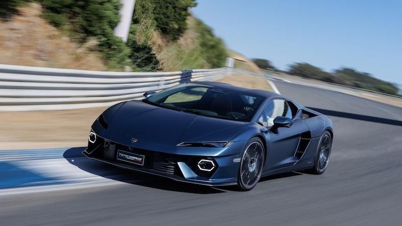 Lamborghini ukazuje, že ani ze supersportu s výkonem 920 koní nemusí jít strach. Zbrusu nové Temerario uřídí každý
