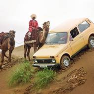 Lada Niva, alias VAZ-2121, zvládala i náročný terén, ať už na horách nebo na poušti.