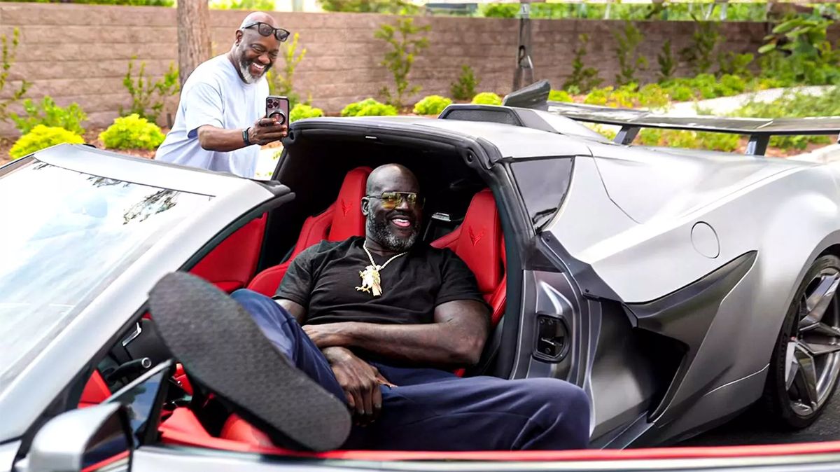 Shaquille O’Neal si pořídil vysněný placatý sporťák, ale nevešel se do něj. Řešení nakonec našel