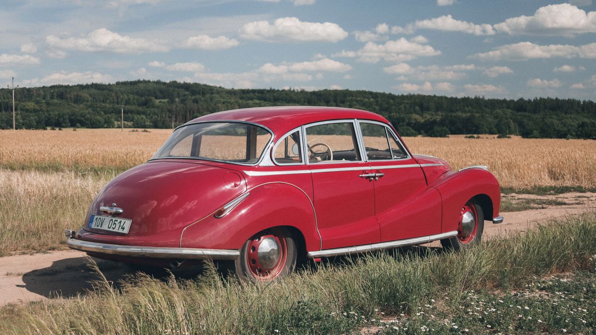 V modelu 502 byste BMW možná ani nepoznali. První poválečný německý osmiválec je baroko na kolech, automobilku málem položil