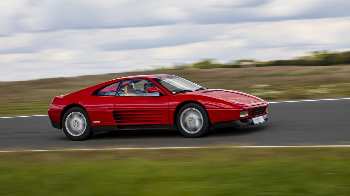 Analogové, surové bez zbytečných kompromisů. Model 348 je za nás asi nejlepší osmiválcové Ferrari