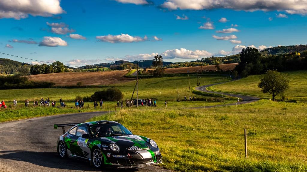 Titul v Mistrovství České republiky v rally může letos získat zahraniční závodník, rozhodne Rally Pačejov. Loňský mistr se trápí