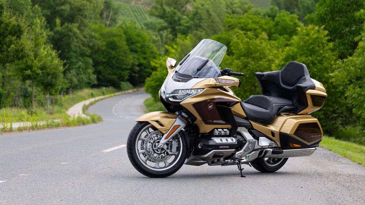 Honda Gold Wing je auto mezi motorkami. Jednostopé synonymum luxusu slaví 50 let, je v životní formě a stojí majlant. Dva majlanty