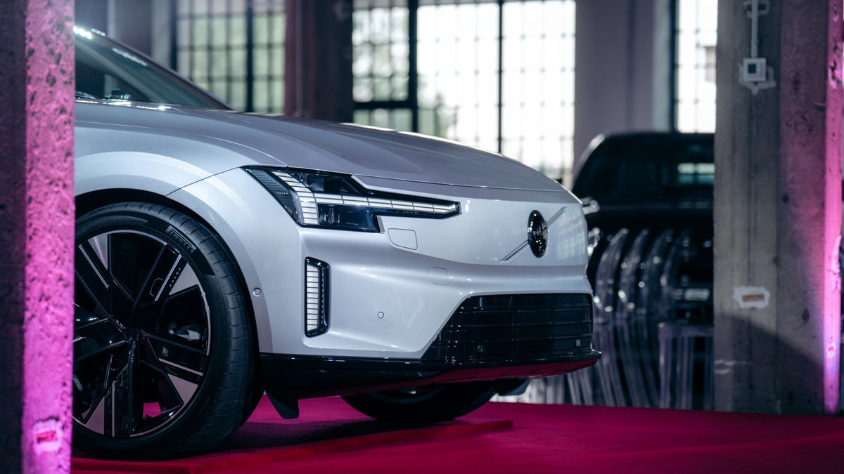 Volvo nechalo v Praze instalovat billboard, který čistí vzduch. Muselo jej předčasně odstranit