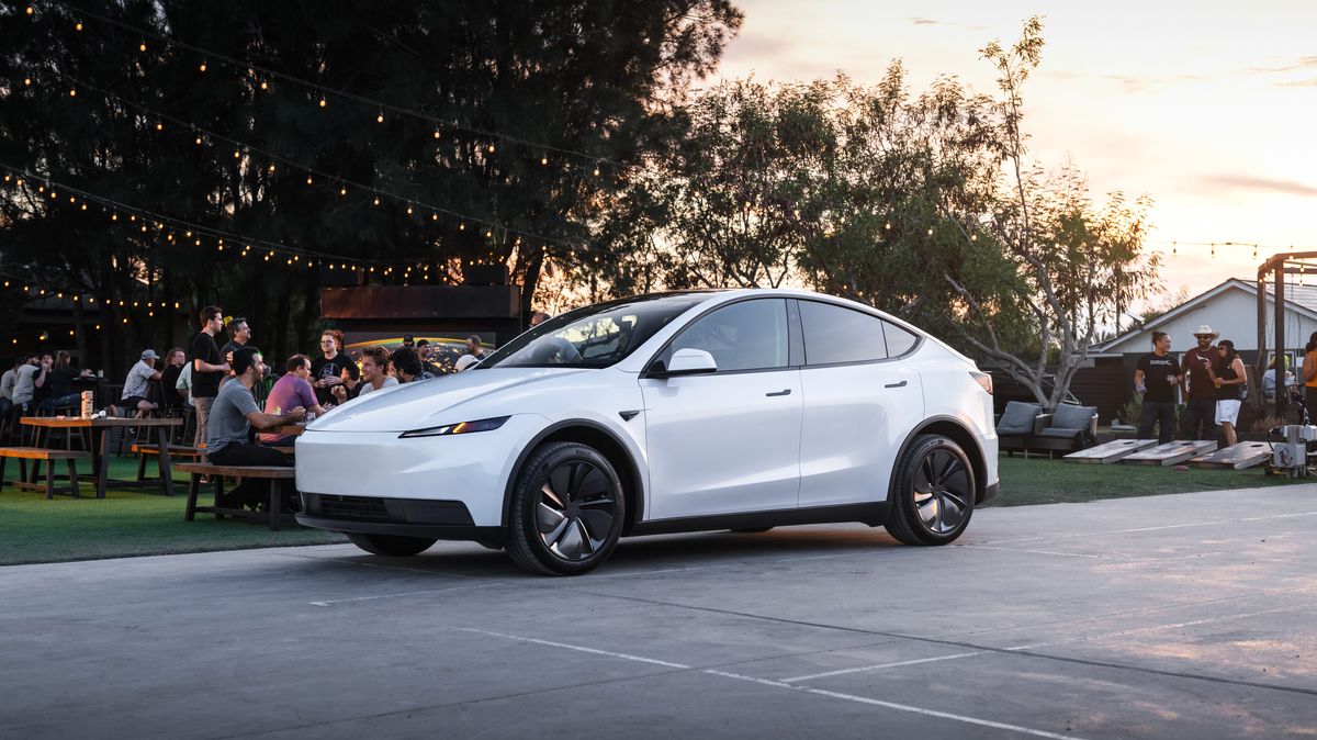 Tesla představila svůj nejlevnější Model Y. Je hodně osekaný, šetřilo se všude. Nemá ani rádio