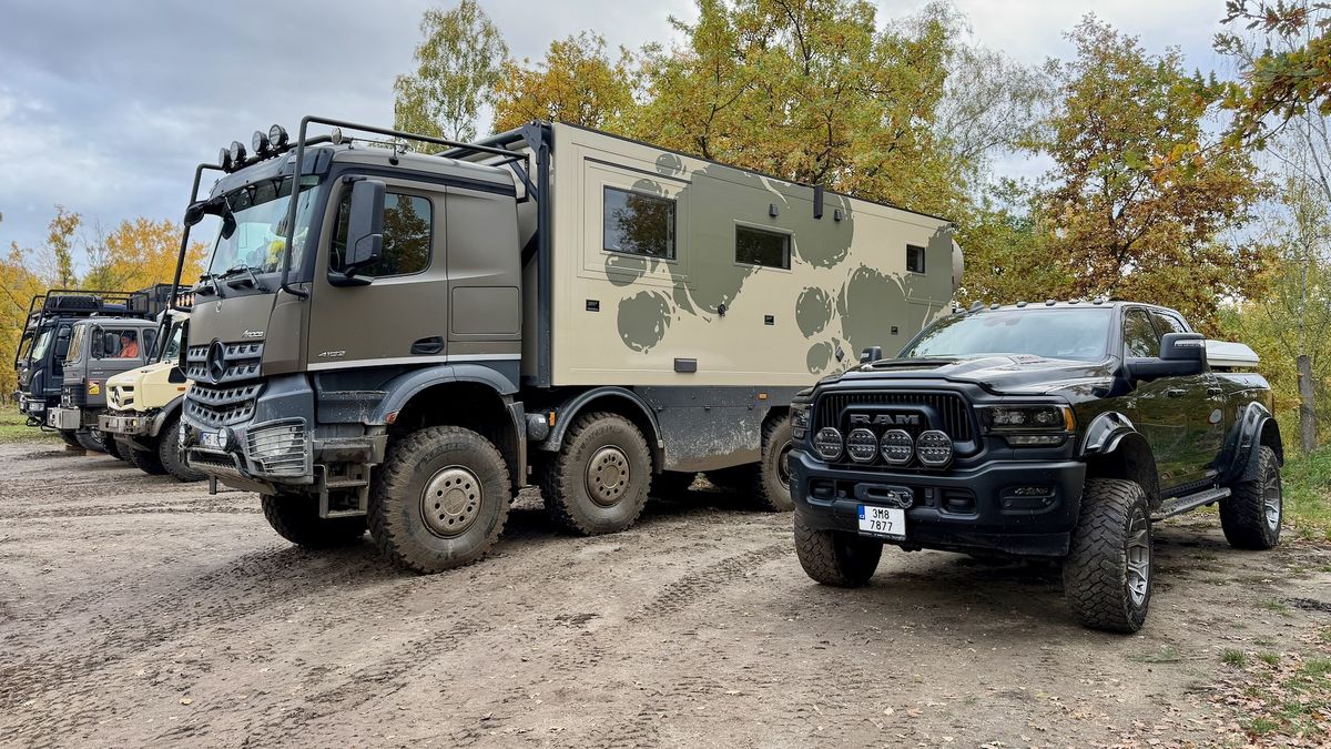 V off-roadovém parku si dali dostaveníčko cestovatelští dobrodruzi: Dorazili v karavanech i obřích obytných náklaďácích