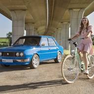 Říjen patří modré Škodě 120 LS. Fotka vznikla pod mostem silnice E67 u Trotiny.
