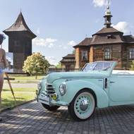 Snímek pro květen zdobí kostel svatého Jiří v Loučné Hoře, který modelka zvěčňuje na plátno u vozu Škoda Tudor 1102. 