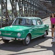 V listopadu potěší Škoda 100, vyfocená na jezovém mostu a zdymadlu v Miřejovicích.