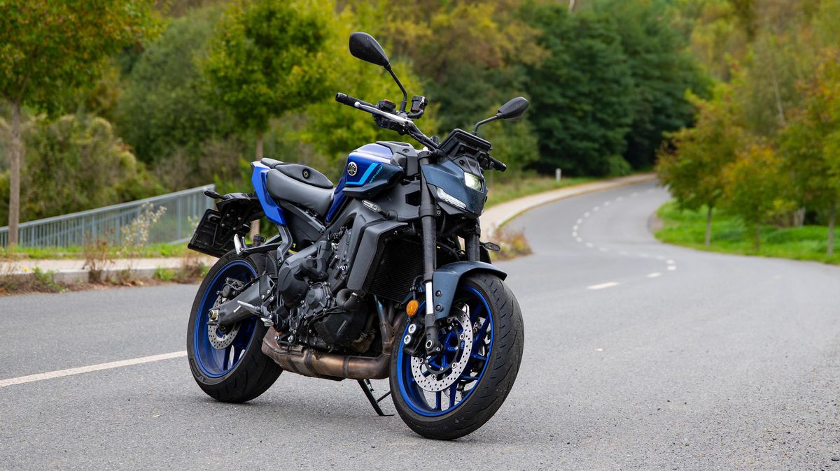 Pouliční rváč, ale s automatem: Yamaha MT-09 má úžasný tříválec, jak mu však sedí automat?