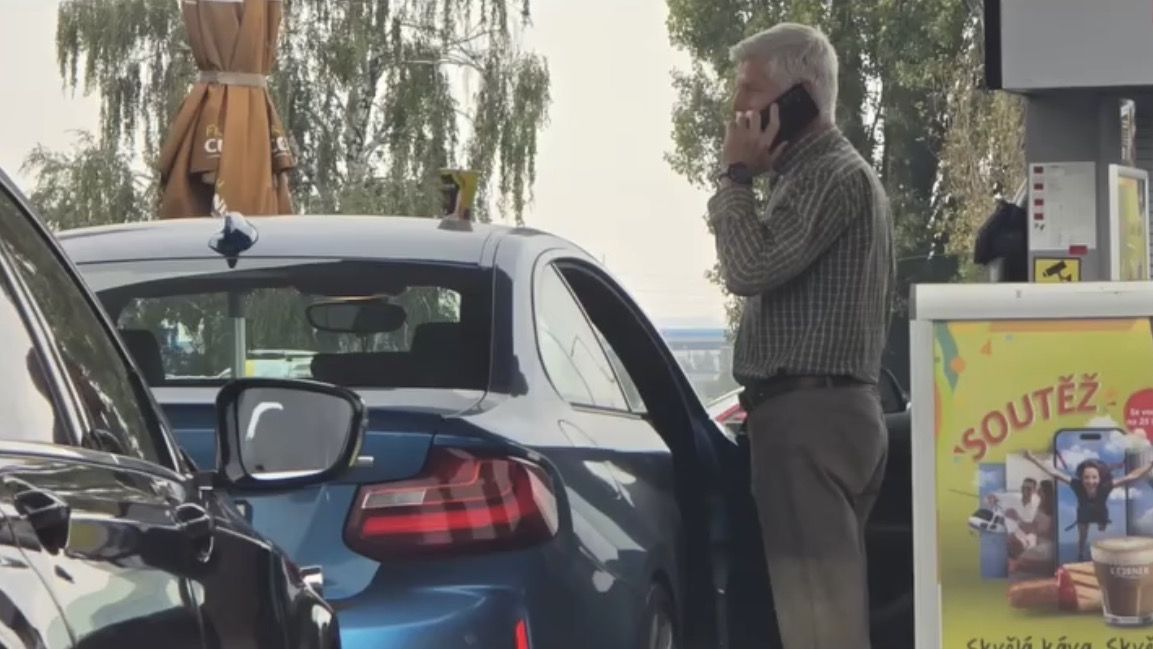 Takový šedivý pán a má BMW M2? Na pumpě náhodou potkal prezidenta Pavla, jeho video baví internet