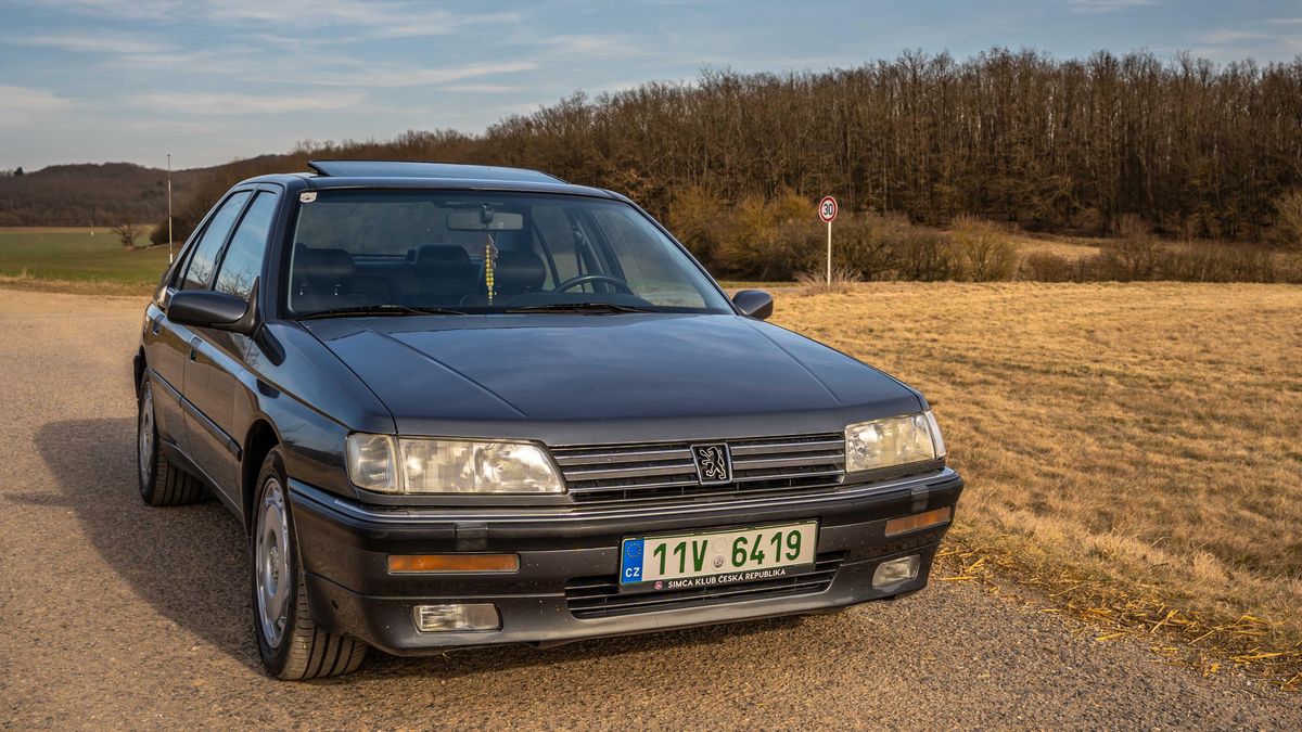 Peugeot 605 SV24 je ukázkou, jak si Francouzi v devadesátkách představovali vlajkovou loď. Mouchy ale má