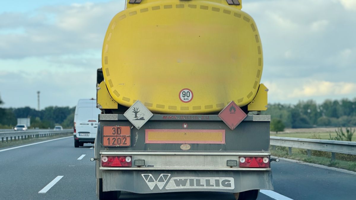 Kamiony a cisterny vozí speciální značky a piktogramy, které můžou být hlavně v případě nehody naprosto zásadní