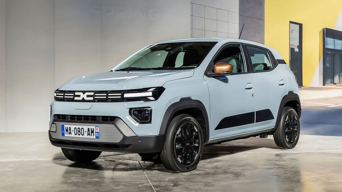 Teď už se jí přestanete smát? Elektrická Dacia Spring dost posílila, rychlejší je i nabíjení