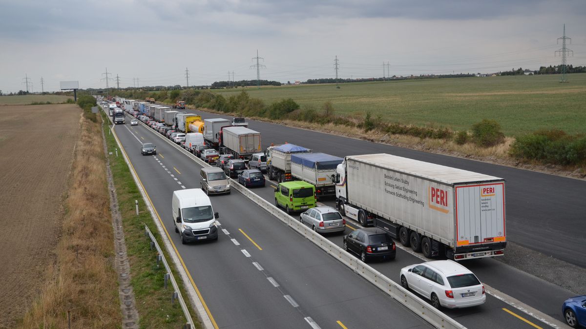Proč každý den stojíme před Prahou v kolonách, když tady třetí pruh je? Zjistili jsme, proč se nesmí využívat