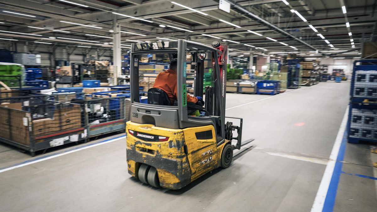 Sklad s náhradními díly o ploše 14 fotbalových hřišť: Navštívili jsme logistické mraveniště Škody, díly vám doručí přes noc