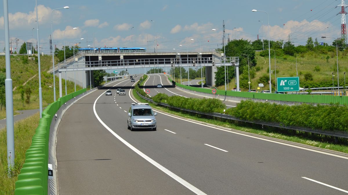 Všudypřítomné kamery na dálnici by vás mohly za jízdu bez známky pokutovat automaticky. Zjistili jsme, jak to je