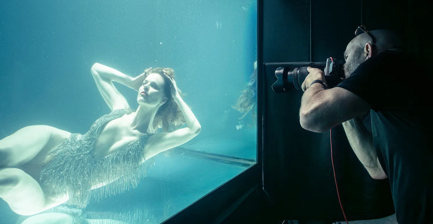 Přírodní živly v kalendáři Pirelli 2026. Eva Herzigová pózuje ve vodě