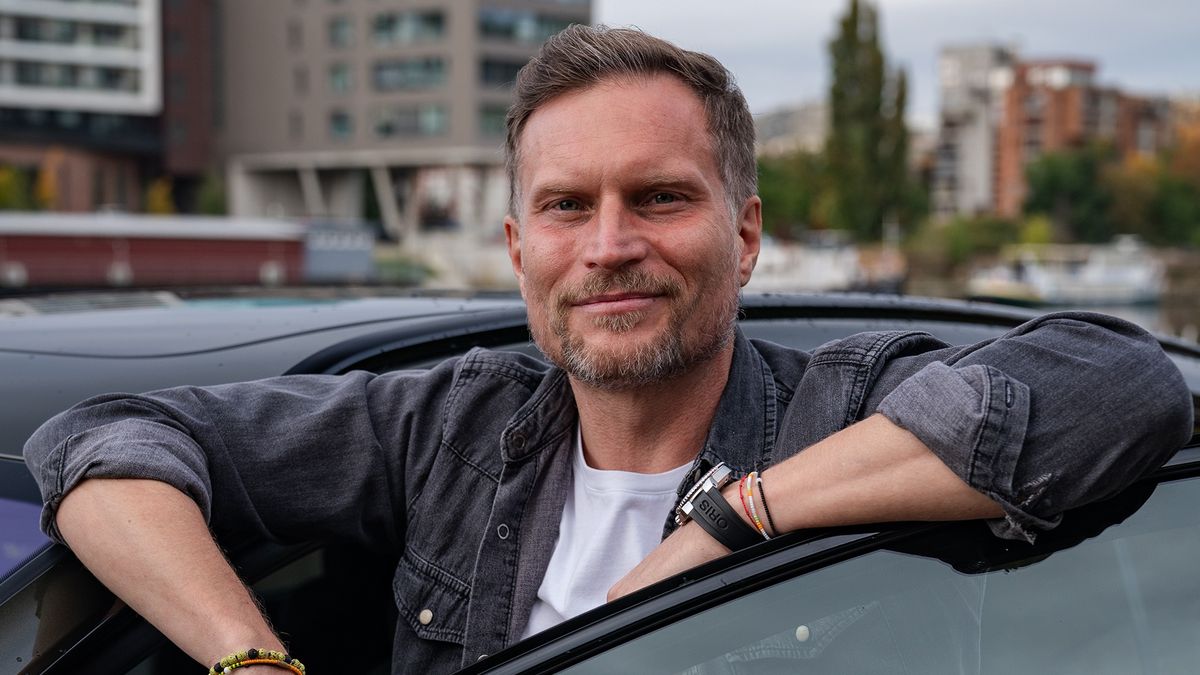 Jel Favoritem do Finska, v Surviveru ho proslavily oranžové trenky: Teď se oblíbený český moderátor pochlubil novým autem