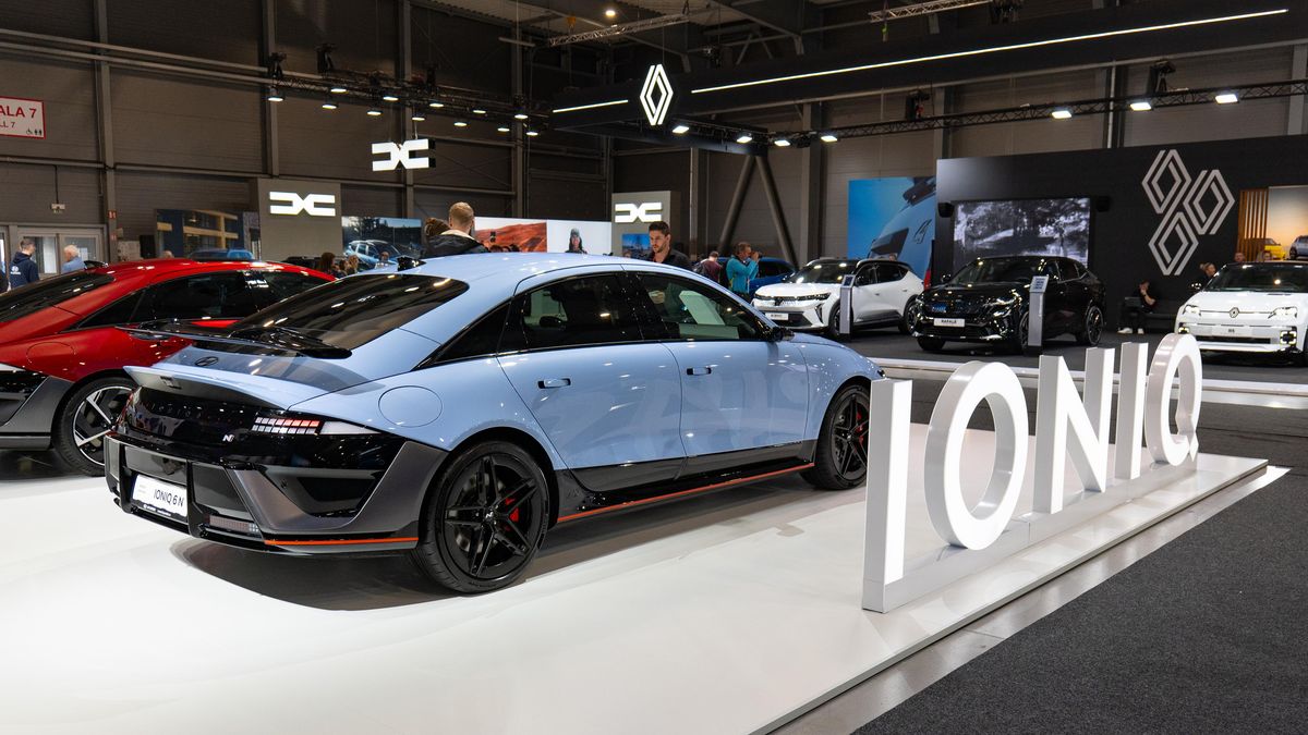 V Praze dnes odstartoval veletrh věnovaný dopravě na baterky e-Salon: Vystavují velké značky i čínští nováčci, mrkněte s námi dovnitř!