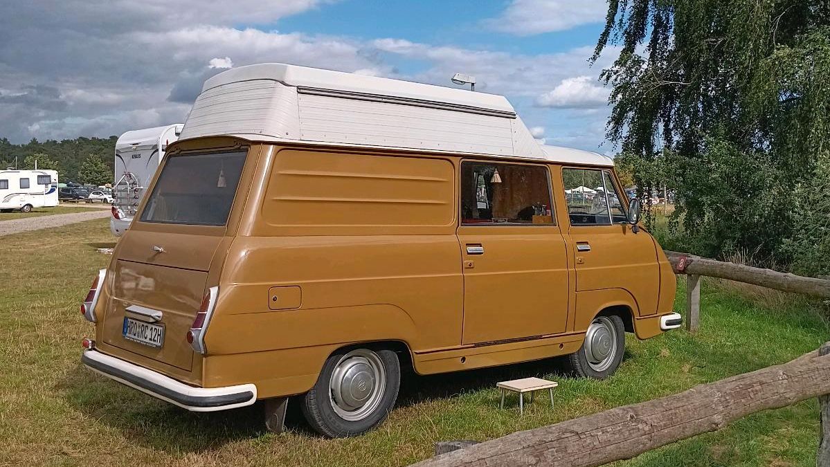 Nostalgie na druhou: K mání je obytná Škoda 1203 v dokonalém stavu