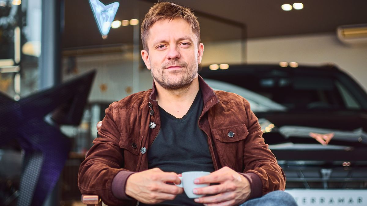 Jiří Mádl má nové auto! Herec a režisér spojil síly s mladou ambiciózní značkou. A ne, není z Číny