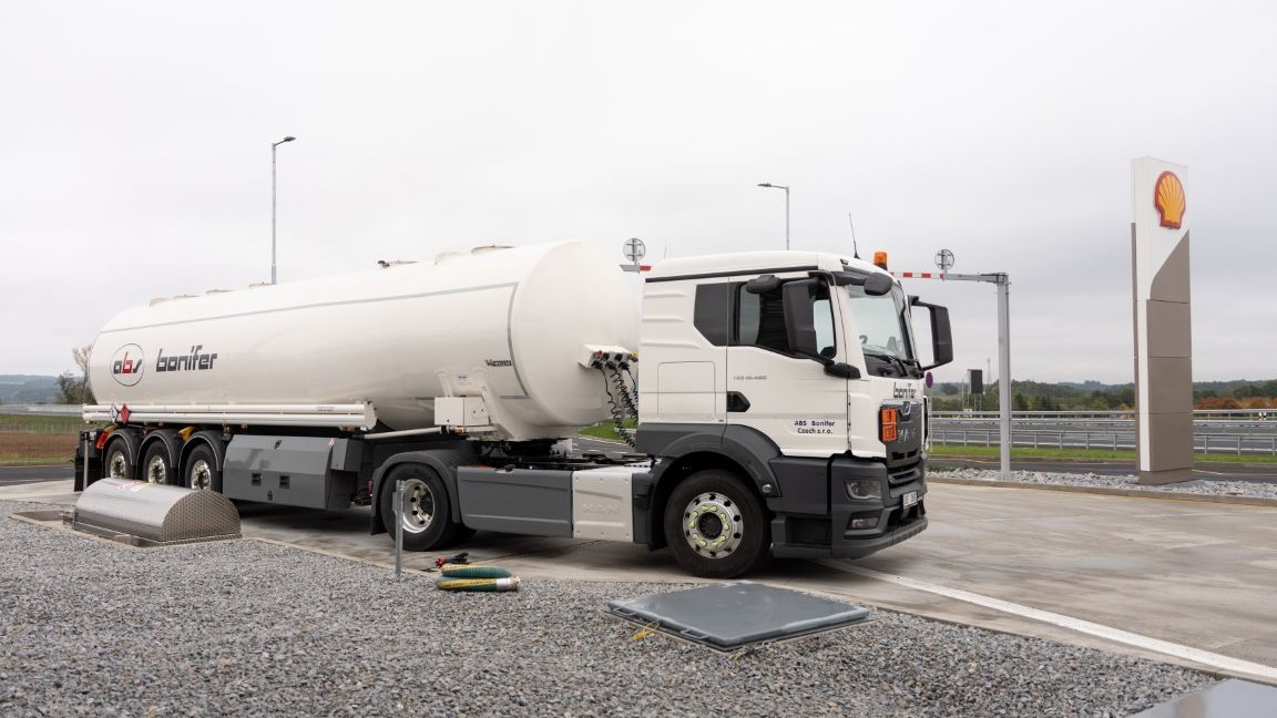 Cesta moderního paliva od rafinerie po vaši palivovou nádrž: Základ se nemění už 150 let, vyvracíme i jeden častý mýtus