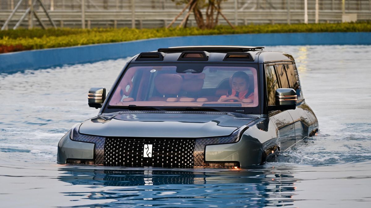 Když se z řidiče stane kapitán: Vyzkoušeli jsme ultimátní čínský offroad, který umí plavat