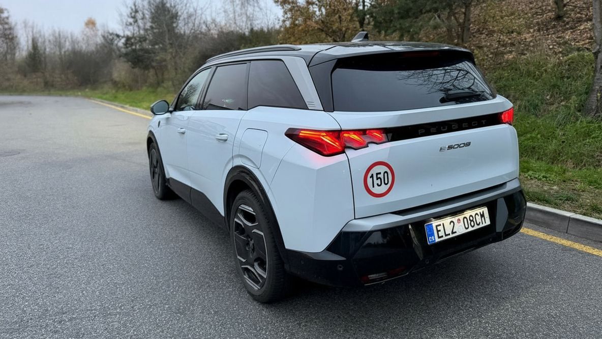 Vyzkoušeli jsme, kolik ušetříte času, když po dálnici pojedete 150 km/h. A taky našli jednoho strašáka, o kterém se nemluví