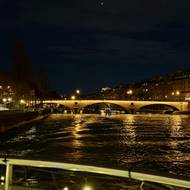 Noční projížďka po řece Seina na lodi.