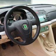 Interiér Tudoru už používal dvojici displejů, jeden pro ovládání klimatizace.